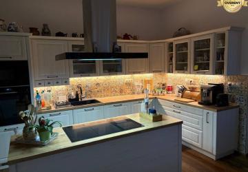 Reality Veľký luxusný deväť izbový rodinný dom s veľkým pozemkom v Preseľanoch