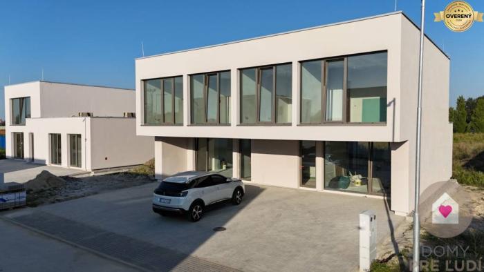 Reality Bývaj ako kráľ - moderný rodinný dom s hliníkovými oknami s parkovaním