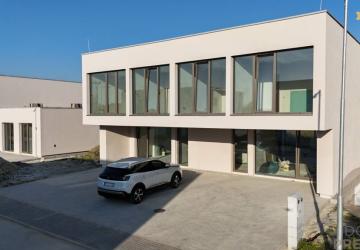 Reality Bývaj ako kráľ - moderný rodinný dom s hliníkovými oknami s parkovaním