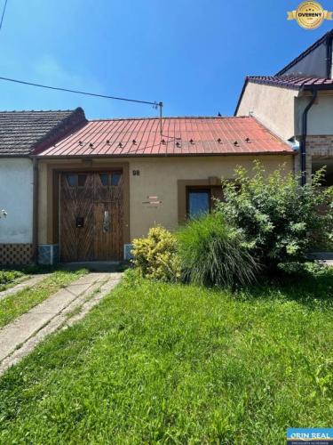 Reality Na predaj starší rodinný dom v obci Budmerice 541m2