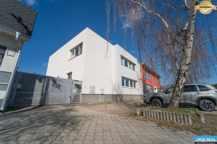 Reality RD VHODNÝ NA SÍDLO FIRMY s pozemkom pre ďalší rodinný dom