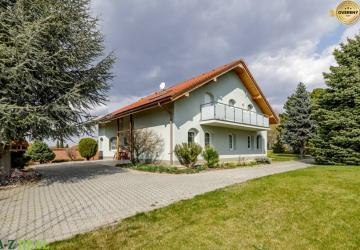 Reality Krásny 6-izbový rodinný dom v Senci, dvojgaráž, vonkajší bazén