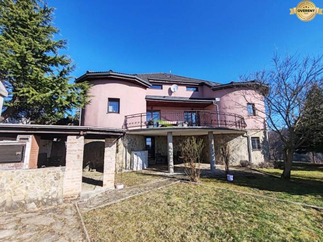 Reality Dizajnový kúsok s výhľadom na mesto a Slánske vrchy