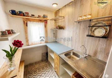 Reality Murovaná chatka kúsok od Trnavy – dá sa v nej aj celoročne bývať