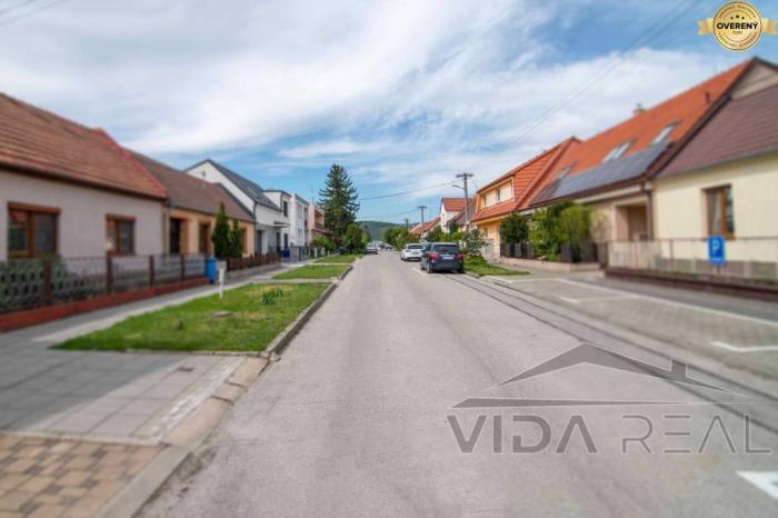 Reality Rodinný dom v srdci vinárskeho mesta Pezinok – Hviezdoslavova ul.