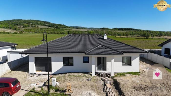 Reality Krásny samostatný rodinný dom s garážou, 600m2 - Vinosady, Pezinok