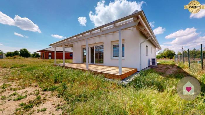 Reality NOVY SVET - SKOLAUDOVANÝ rodinný dom s terasou a parkovaním