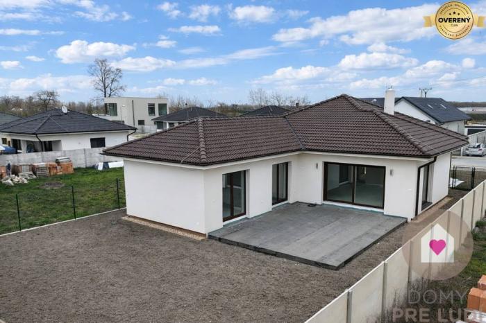 Reality DUNAJSKÁ STREDA- 4i moderná novostavba RD s tep. čerpadlom + garážou