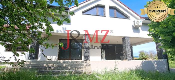Reality Rodinný dom, garáž a záhrada 2.600 m2, Žemberovce (SM–884)