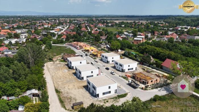 Reality 4 izbový RD, ÚP 128 m2 S TEP. ČERPADLOM, POZEMOK 405 m2, tichá lokalit