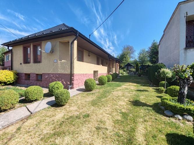 Reality Chalupa obklopená lesmi — pokoj a krása údolia, Banské