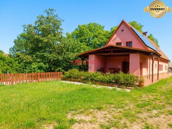 Reality RODINNÝ DOM PO REKONŠTRUKCII, V ROZPRÁVKOVOM PROSTREDÍ LESA