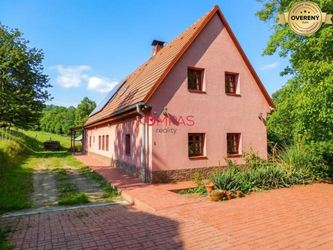 Reality ZNÍŽENÁ CENA_ZREKONŠTRUOVANÝ DOM, V TICHOM, ZELENOM PROSTREDÍ LESA
