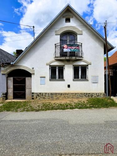 Reality 9 izbový dom, Medzev, všetky IS, pozemok 777 m2, zariadený