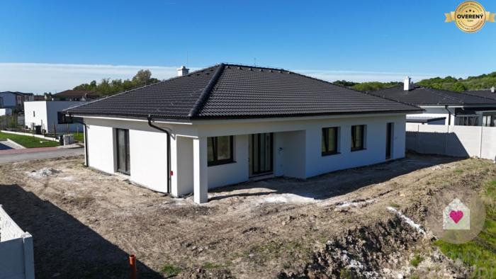 Reality Krásny samostatný rodinný dom s garážou, 600m2 - Vinosady, Pezinok