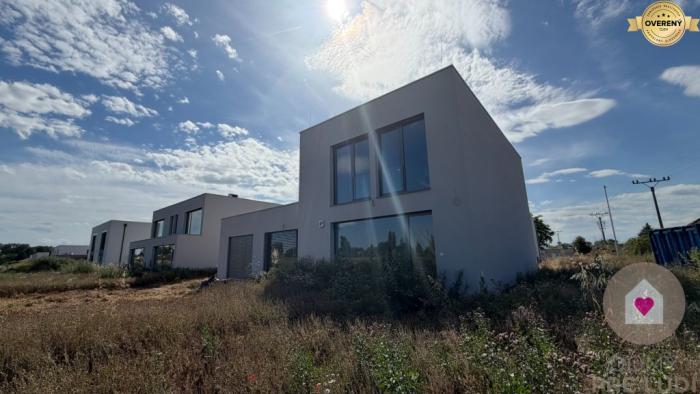 Reality KRÁĽOVÁ PRI SENCI – SKOLAUDOVANÁ novostavba 4-izbového RD, záhrada 167