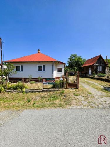 Reality IMPULZ REAL: 3-izbový dom, Slanská Huta, pozemok 913 m2