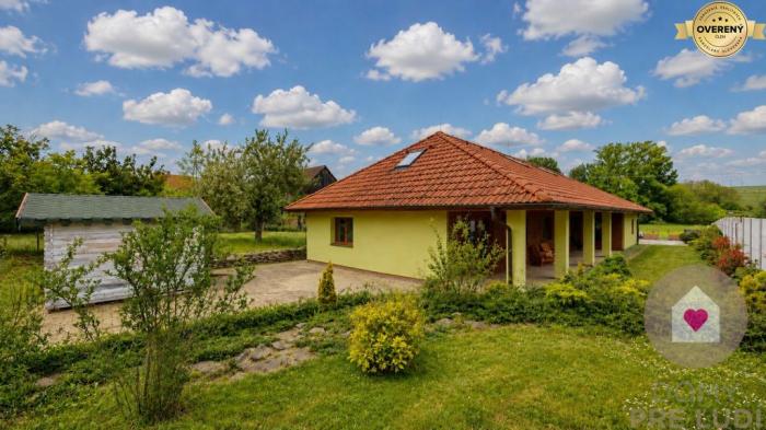 Reality ČARADICE-Priestranný 5izbový dom s veľkou záhradou a pozemkom 1555m2