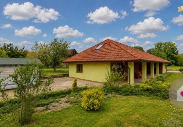 Reality ČARADICE-Priestranný 5izbový dom s veľkou záhradou a pozemkom 1555m2
