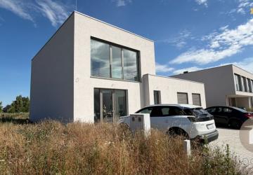 Reality KRÁĽOVÁ PRI SENCI – SKOLAUDOVANÁ novostavba 4-izbového RD, záhrada 167