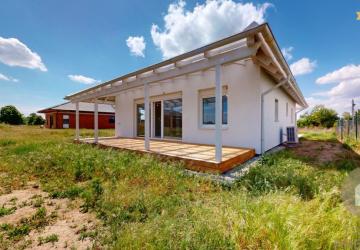 Reality NOVY SVET - SKOLAUDOVANÝ rodinný dom s terasou a parkovaním