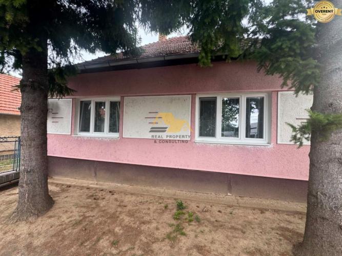 Reality Predám rodinný dom s veľkým pozemkom v obci Černík
