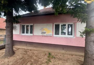 Reality Predám rodinný dom s veľkým pozemkom v obci Černík