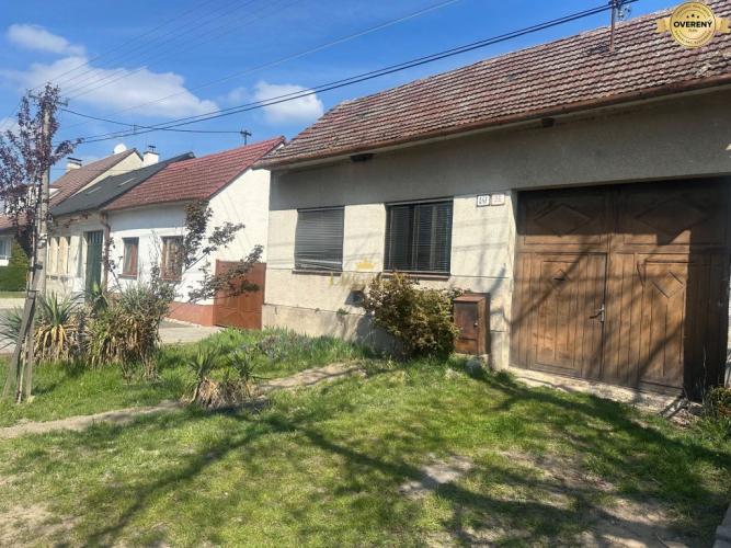 Reality ZOHOR| Starý vidiecky RD v centre obce na 1212m2 pozemku