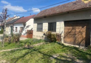 Reality ZOHOR| Starý vidiecky RD v centre obce na 1212m2 pozemku