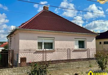 Reality NA PREDAJ 2 IZBOVÝ RODINNÝ DOM S LETNOU KUCHYNKOU, DULOVCE
