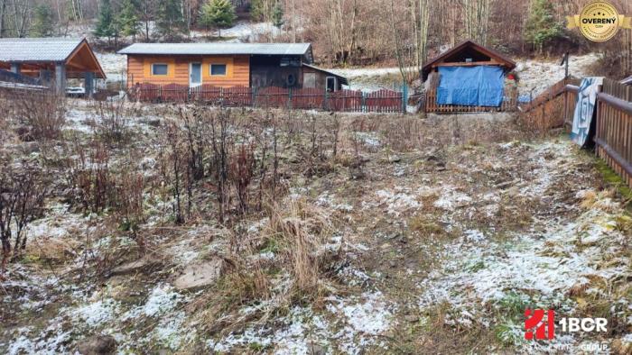 Reality STAVEBNÝ POZEMOK NA DOM S 3 BYTOVÝMI JEDNOTKAMI, OŠČADNICA