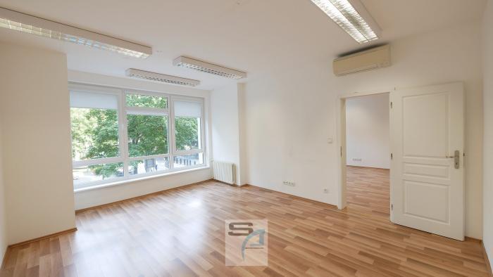 Reality Kancelária o výmere 100m2 s výhľadom na Hviezdoslavovo námestie. Voľná ihneď.