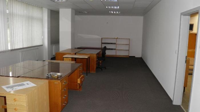Reality Uzavreté kancelárie, 180 m2, s kuchynkou a soc. zariadením.