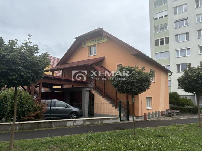 Reality Na predaj administratívno-prevádzkovú budovu v Žarnovici
