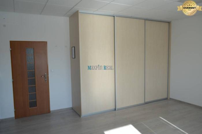 Reality Kancelária s parkovaním a vodou v Nitre 26m2