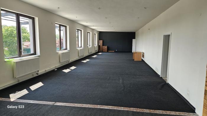 Reality Ihneď na prenájom showroom/sklad o výmere 405m2 plus 92m2 terasa, BA-IV.