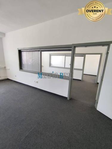 Reality Trojkancelária - presklená v Nitre