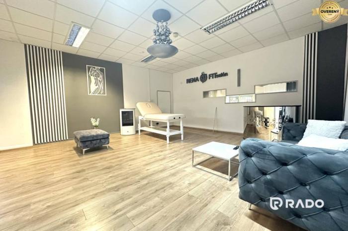 Reality RADO | Obchodné / kancelárske priestory na námestí v Dubnici n.V.!