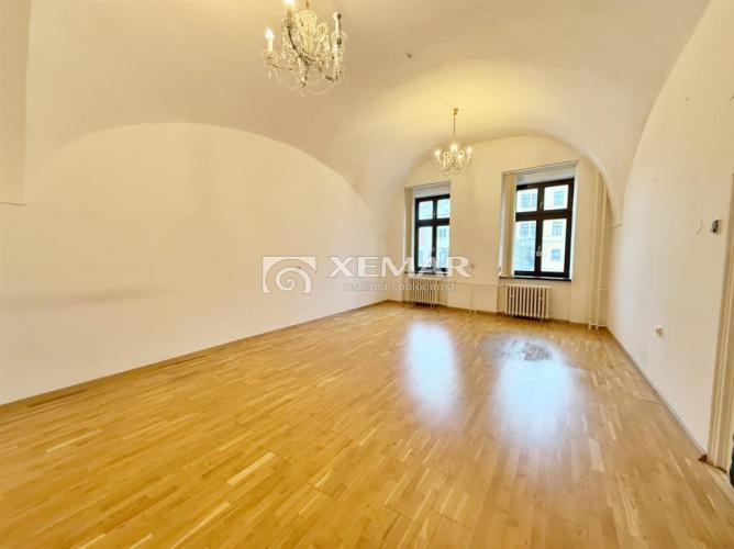 Reality Na prenájom kancelária s parkovaním BB - CENTRUM