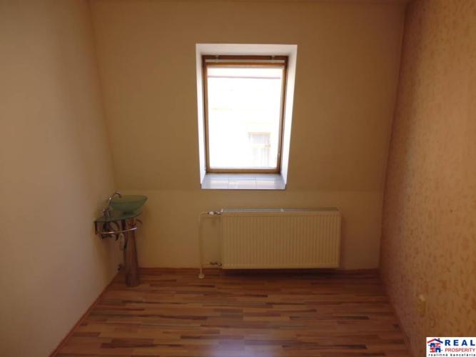 Reality JARKOVÁ: 8,7 m2 - VOĽNÉ nebyt. priestory, UMÝVADLO - ideálne na SLUŽBY