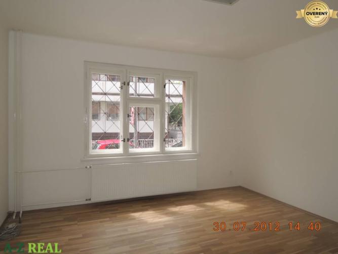 Reality Prenájom kancelárii v širšom centre, 50m2, pri trhovisku Miletičova.