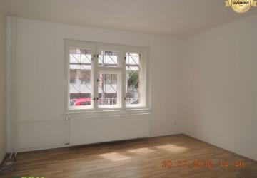 Reality Prenájom kancelárii v širšom centre, 50m2, pri trhovisku Miletičova.