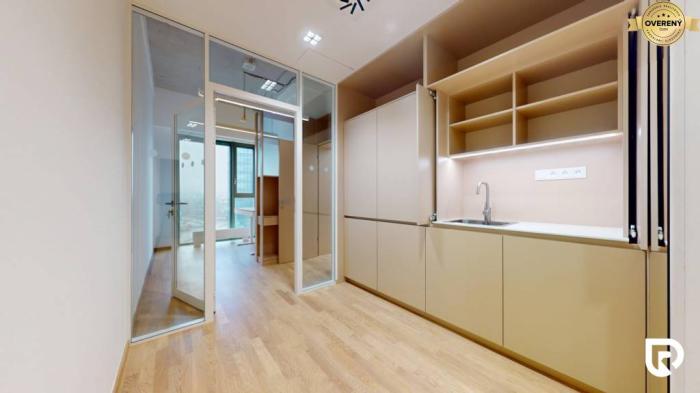 Reality RentHub | Prémiová zariadená kancelária v ZWIRN | Výhľad na hrad I