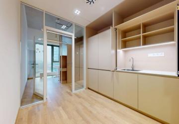 Reality RentHub | Prémiová zariadená kancelária v ZWIRN | Výhľad na hrad I