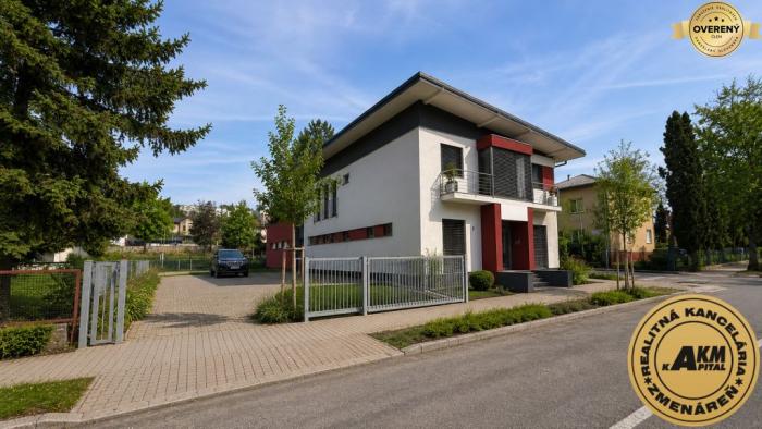 Reality Obchodné priestory Zvolen - v širšom centre s parkovaním - NA PRENÁJOM
