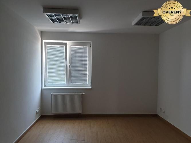 Reality Kancelária 22m2 v menšej administratívnej budove v areáli pri Bozine.