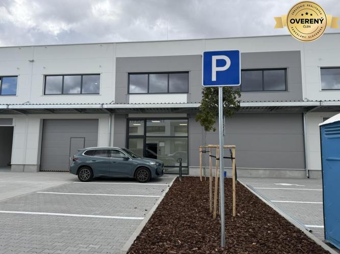Reality Nová moderná skladovo-výrobná hala s príslušenstvom. Diaľničná