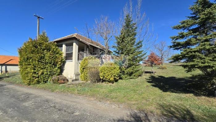 Reality Ponúkame exkluzívne na predaj domček v Žemberovciach spolu s pozemkom o výmere 3778 m2 - šírk