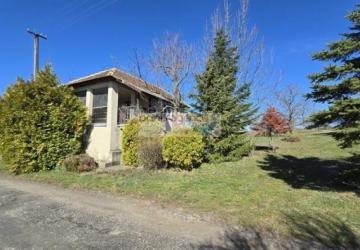 Reality Ponúkame exkluzívne na predaj domček v Žemberovciach spolu s pozemkom o výmere 3778 m2 - šírk