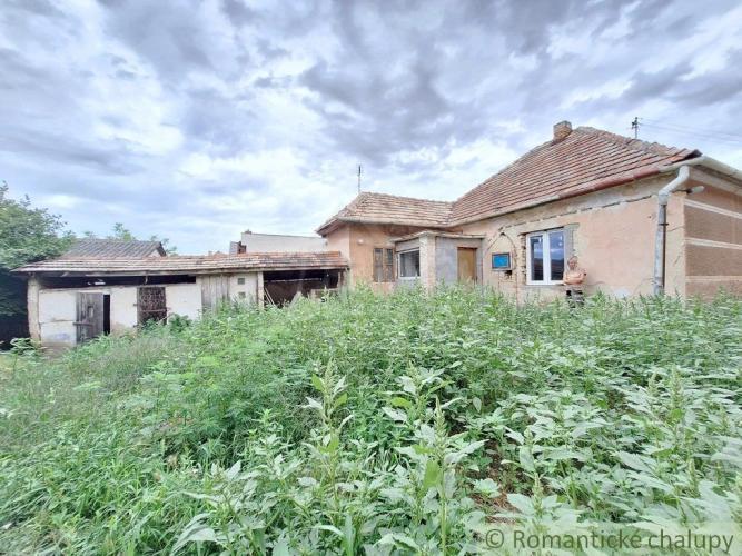 Reality Pôvodný 3 izbový dom so začatou rekonštrukciou na menšom pozemku vo vinárskej obci Bátorové